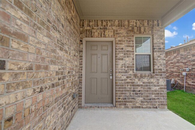 Building Photo - 2730 Skyview Long Dr