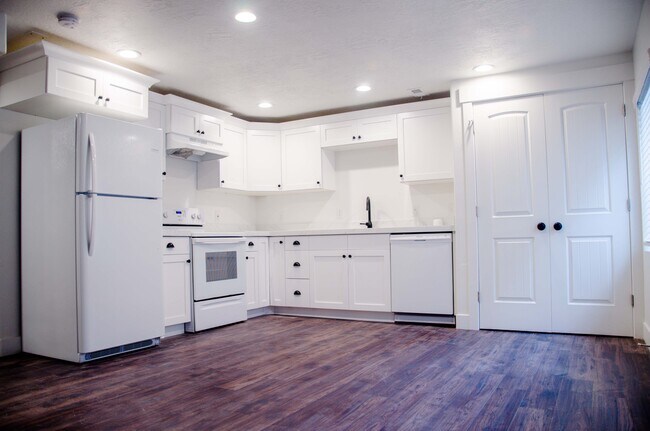 Kitchen - 316 E 210 N