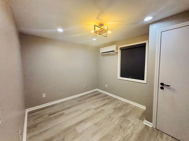 Building Photo - 1 Bedroom 1 Bath Apartment *Newly Renovated Summer 2023*