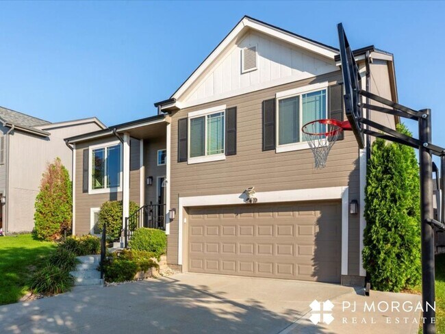 Building Photo - 3 Bedroom , 2 Bathroom House - Available I...