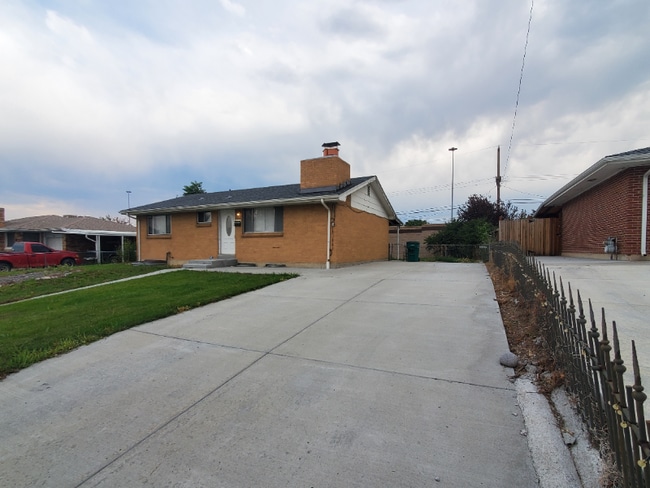 Building Photo - 7641 Elmwood Ln