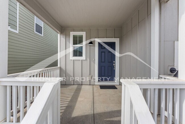 Building Photo - Gorgeous Home with Washer/Dryer and Fenced...