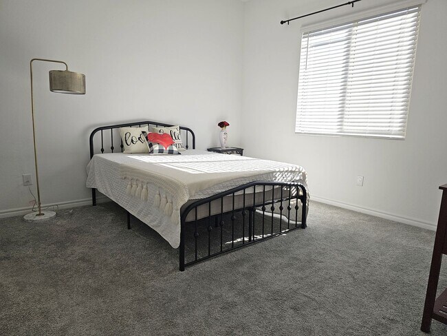 Building Photo - Summerlin West Community!!