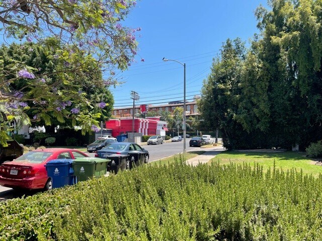 Mirando hacia el sur hacia la calle 3. - 217 S Fuller Ave