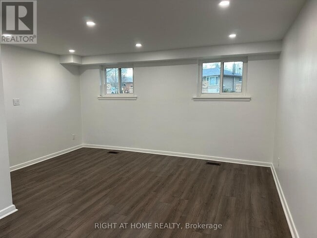 Photo du bâtiment - 606 Lansdowne Dr