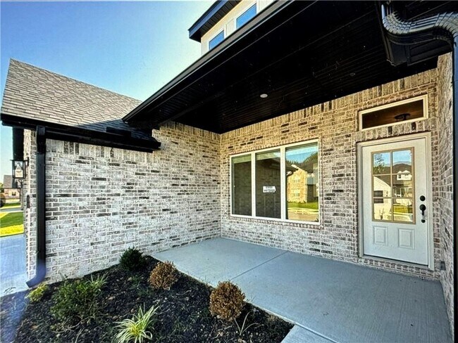 Building Photo - 2807 S Angels Rd