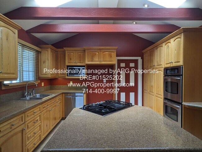 Building Photo - Impressive 3 bedroom / 3 bathroom Ranch st...