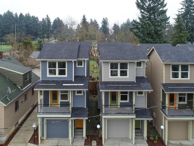 Building Photo - Elegant Three-Bedroom Home with Updated Kitchen & Vaulted Ceilings