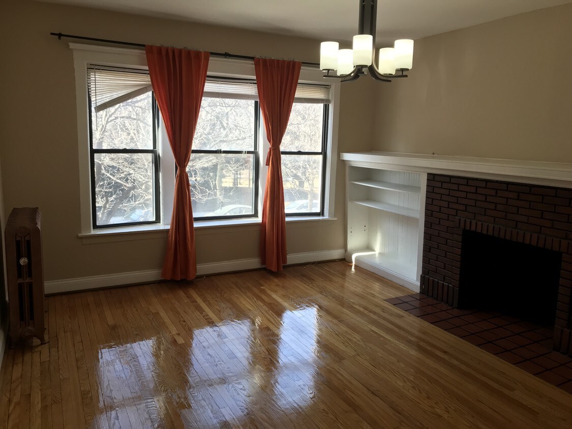 library / living - 4919 N Ashland Ave