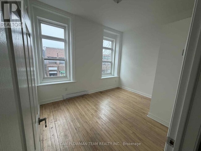 Building Photo - 8 Simcoe St N