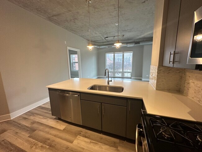 Building Photo - 751 S Clark St