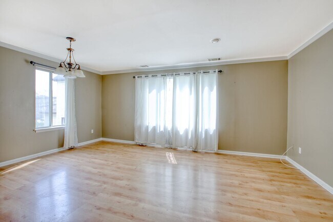 Foto del edificio - Lovely 2 bed 1.5 bat Condo is quiet Stamford Neighborhood