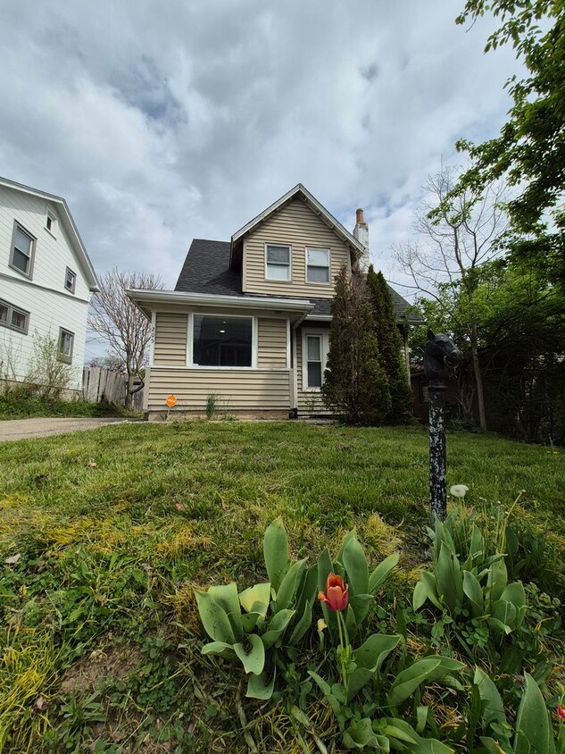 Primary Photo - Get this adorable 3-bedroom 2 full bath ho...