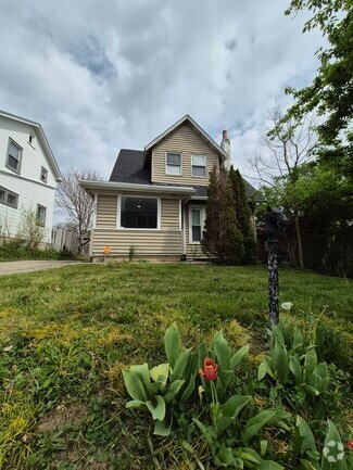 Building Photo - 205 E Siebenthaler Ave