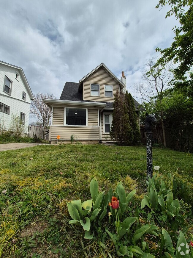 Building Photo - 205 E Siebenthaler Ave