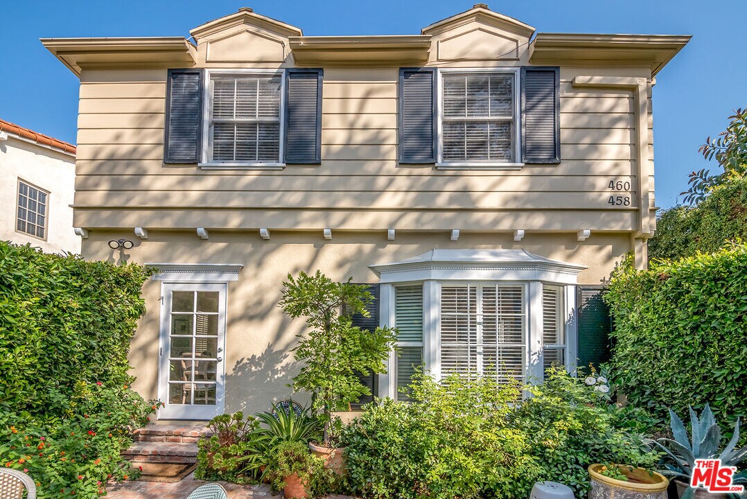 Foto principal - 458 S Bedford Dr