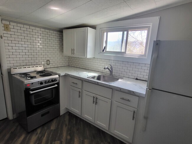 Kitchen - 658 7th Ave