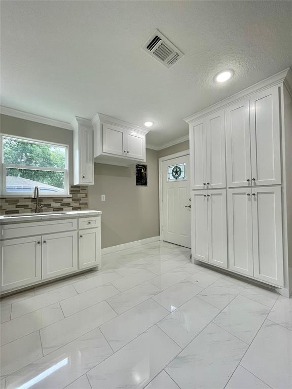 Foto del edificio - 1253 Chevy Chase Dr