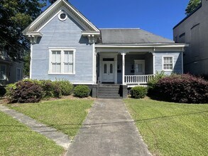 Building Photo - 1065 College St