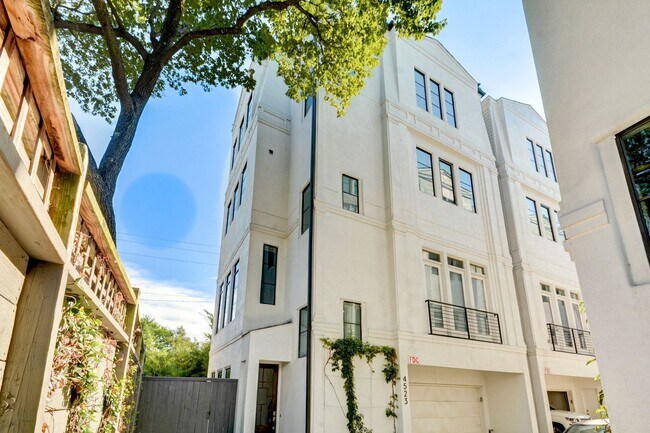 Foto del edificio - New construction, 4 story home with 3 beds...
