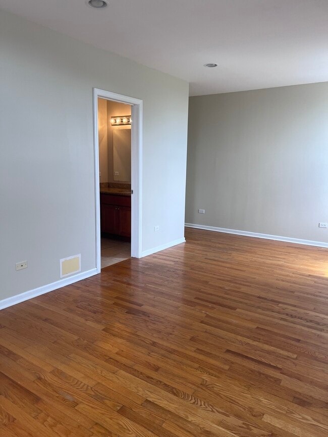 Building Photo - 3610 S Prairie Ave