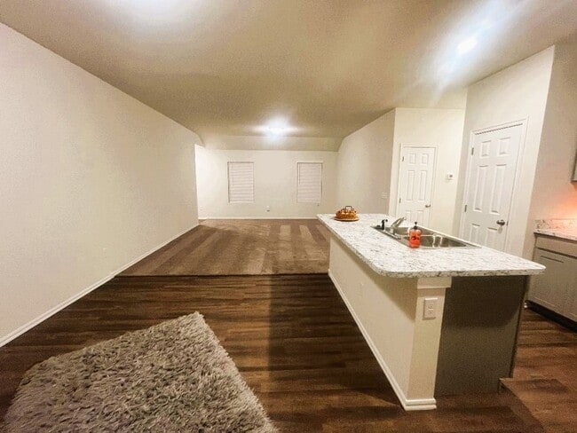 Building Photo - KG