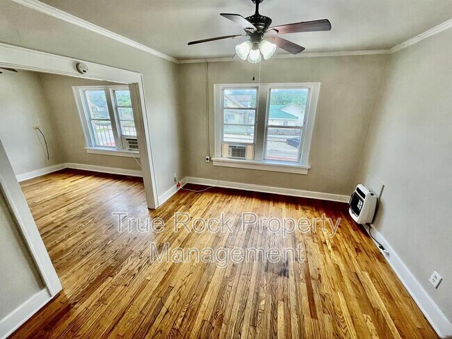 Foto del edificio - 804 E Main St