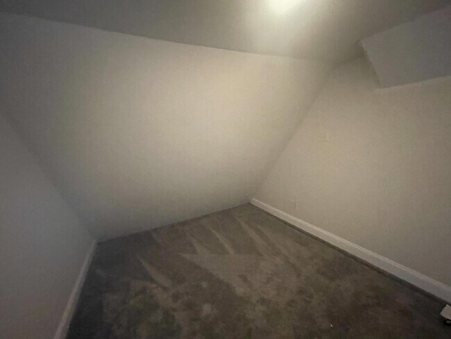 Foto del edificio - "Spacious 5-Bedroom Gem with 2 Full Baths on Logan Street - Your Harrisburg Haven Awaits!"