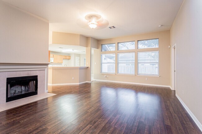 Foto del edificio - Charming 4-Bedroom, 2-Bath Home with Moder...