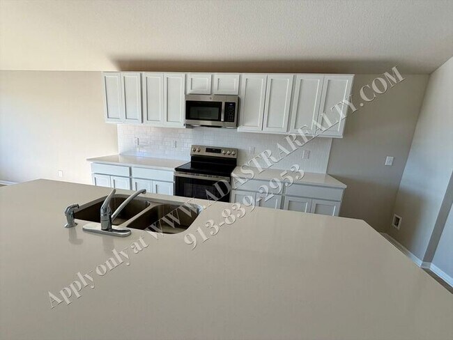 Foto del edificio - Brand New!! 3 Bed 2 Bath Home in Spring Hill-Available NOW!!