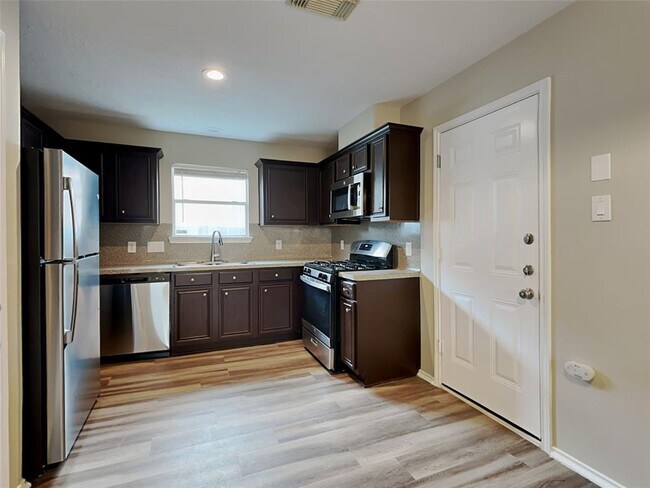 Foto del edificio - 911 Lancaster Lake Dr