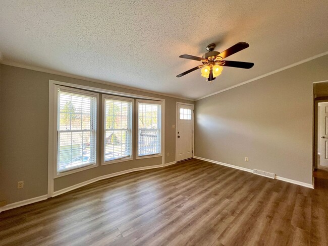 Foto del edificio - 3-Bed, 2-Bath home in N. Asheville!