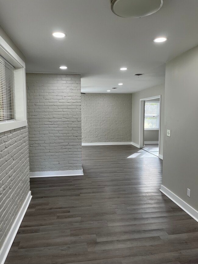 Building Photo - 404 Edgewood Dr