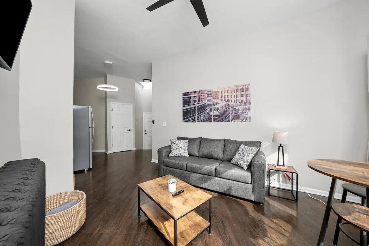 Foto principal - 2701 N California Ave