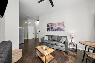 Building Photo - 2339 N California Ave