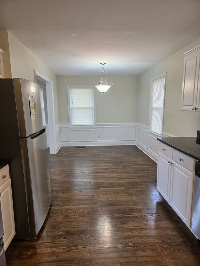 Foto del edificio - 5215 Redwood Dr