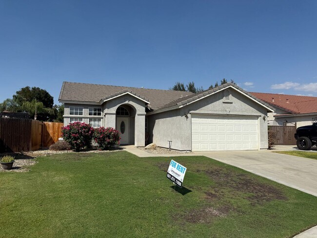 Foto del edificio - Spacious 4-Bedroom Home in Riverlakes Comm...