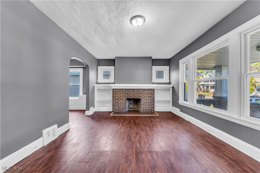 414 E 147th St Cleveland, OH 44110 – photo 4