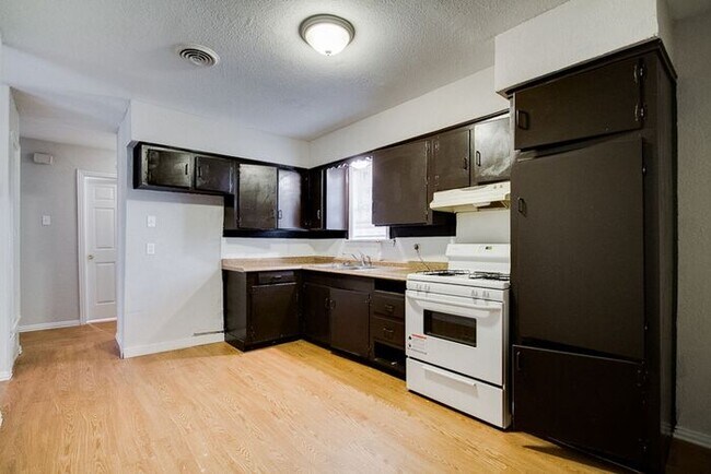 Building Photo - *1 Month Free Rent w/ 24month lease. Good ...