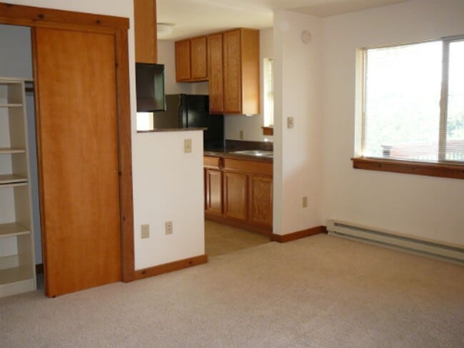Building Photo - For Rent – 1-Bedroom Upper-Level Unit Near...
