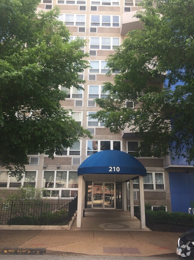 Building Photo - 210 N 17th St