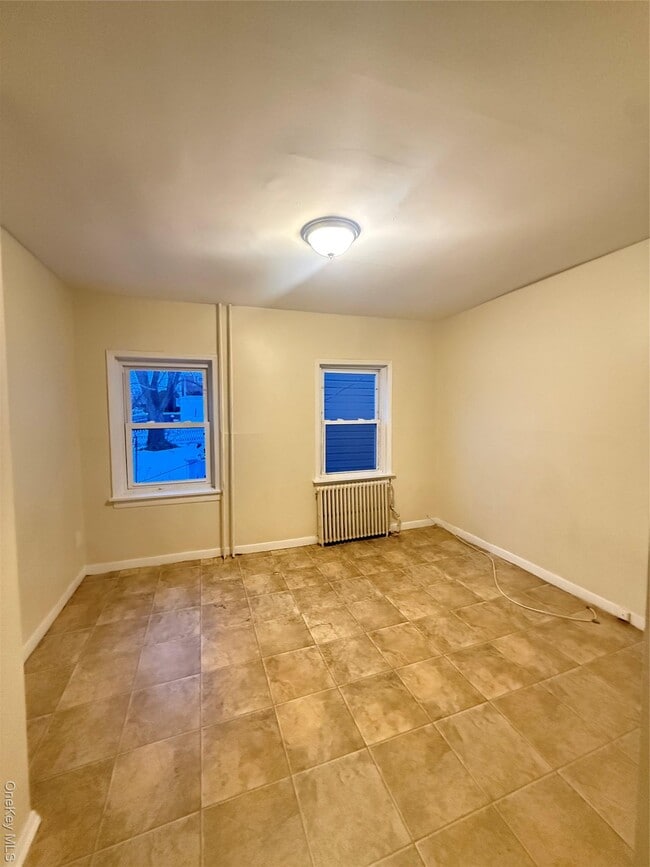 Building Photo - 33 Kingston Ave