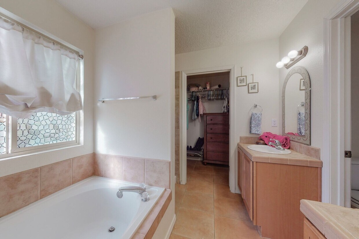 NE ALB ACRES BEAUIFUL 4 Bedroom 2/STORY 3... - NE ALB ACRES BEAUIFUL 4 Bedroom  2/STORY 3...