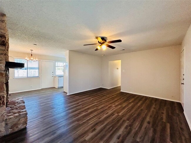 Foto del edificio - 12005 Charing Cross Rd