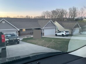 Building Photo - 210 Vanover Ln