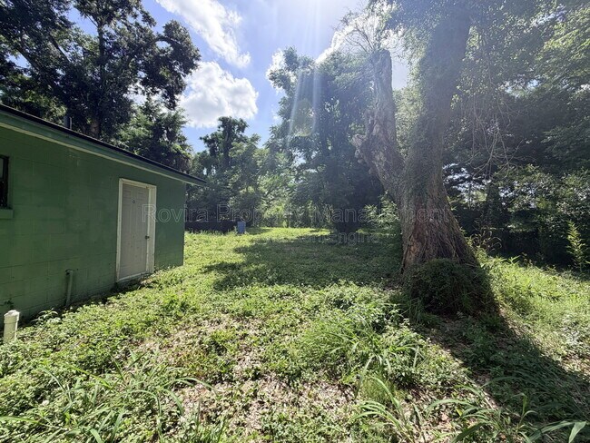 Foto del edificio - 5601 Bryson Dr