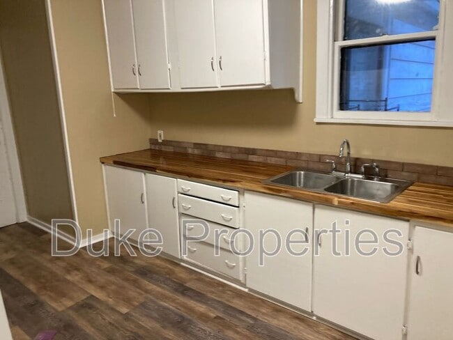 Building Photo - 431 W State St