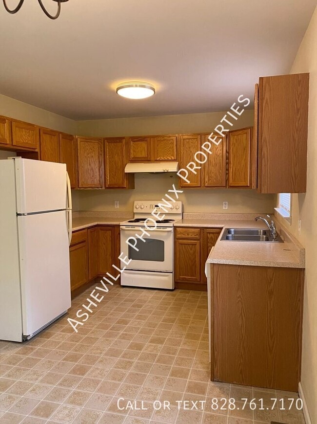 Building Photo - 105 Woodcreek Cir