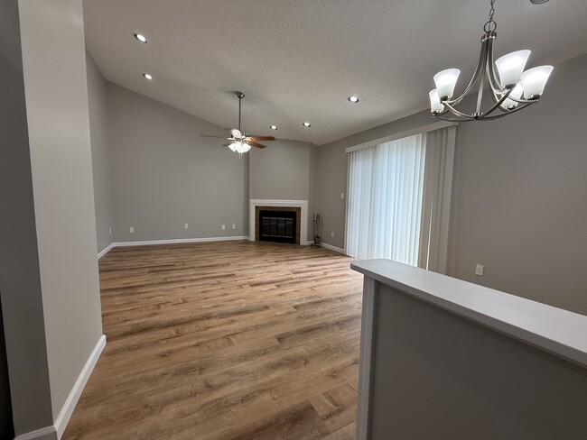 Building Photo - 1686 E Swan Cir