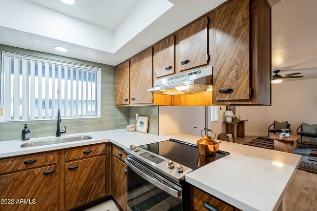 Foto del edificio - TOTAL REMODELED CONDO IN PHOENIX!